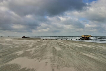 St. Peter-Ording - Sandsturm vorm Ordinger Pfahlbau Strandbar 54° Nord & Wassersport-Zentrum X-H2O