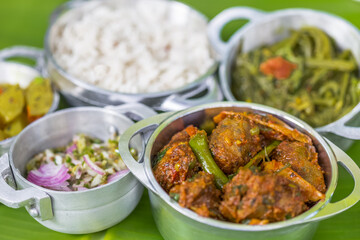 Rougail saucisses, brèdes chouchou, sauce pimentée, île de la Réunion 