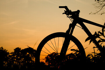 Fototapeta na wymiar Silhouette of a mountain bike in the evening. fitness and adventure ideas