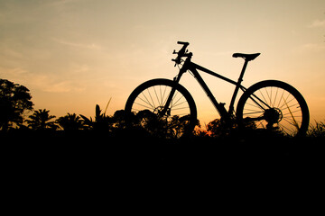 Fototapeta na wymiar Silhouette of a mountain bike in the evening. fitness and adventure ideas