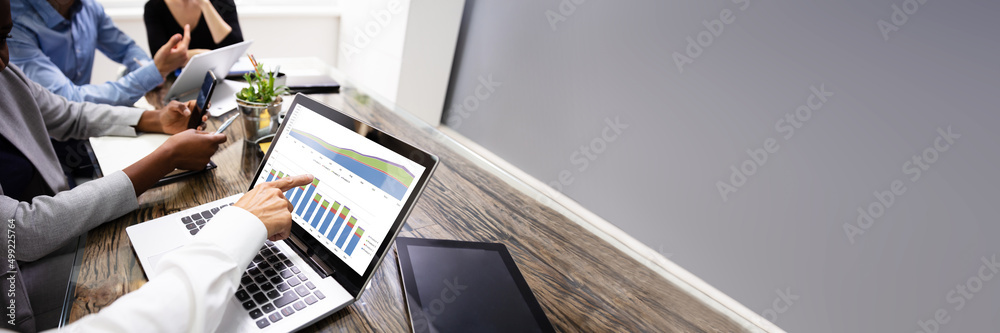 Aufkleber Group Of Businesspeople Examining Graph On Computer