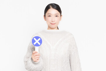 NGのプレートを持っている女性