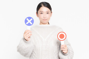 NGのプレートを持っている女性