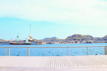 尾道水道の遊歩道　瀬戸内海の美しい青い海	