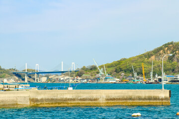 尾道水道の海岸から見える尾道大橋　美しい瀬戸内海の風景	