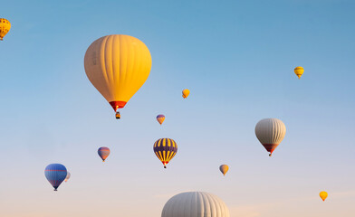 Fototapeta premium Colorful hot air balloons flying in clear blue sky