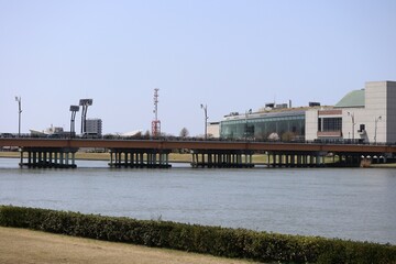 日本の都市の川と橋の風景