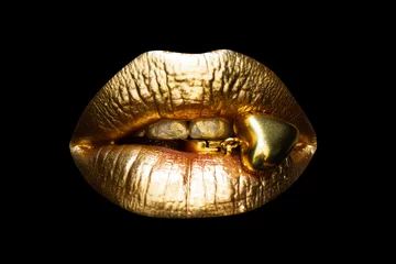Gold sexy weibliche Lippen, schöne Lippen, goldener Frauenmund der Schönheit. Glänzende metallisierte Lippe. Schmuckkonzept. © Volodymyr