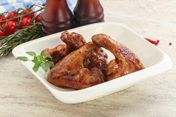 Roasted chicken wings with spicy sauce