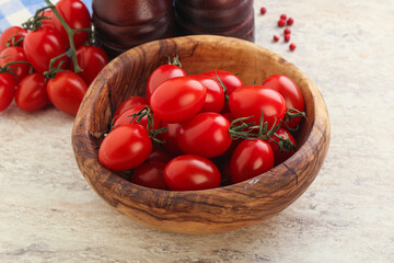 Fototapeta na wymiar Red bright sweet cherry tomato