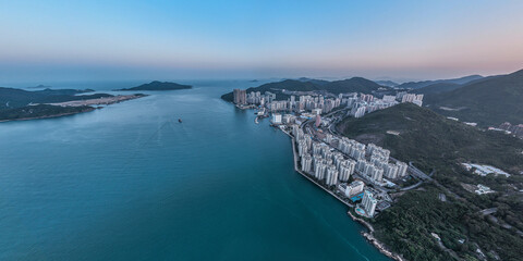 Obraz premium Panorama aerial view of Hong Kong crowded building at magic hour