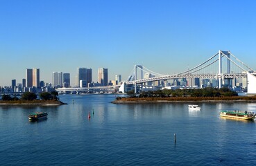 東京お台場からレインボーブリッジが見える風景
