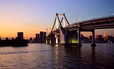 Fototapeta premium 東京お台場からレインボーブリッジが見える風景