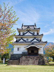 Fototapeta na wymiar 葉桜と宇和島城、縦構図 