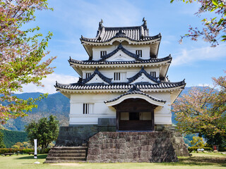 葉桜と宇和島城の天守閣
