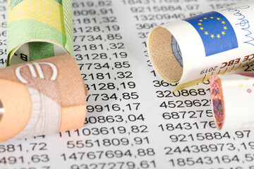 Euro Geldscheine und eine Tabelle mit Zahlen