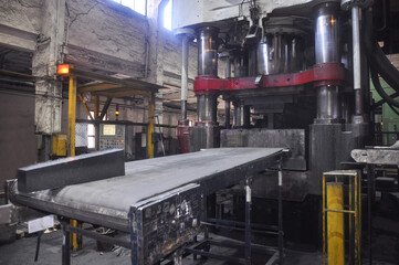 Press for the production of refractory materials.