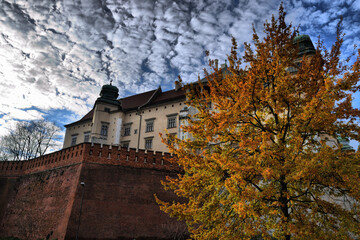 Vistas de los diferentes lugares turísticos de Cracovia, Polonia (Castillo de Wawel). Puesta de sol