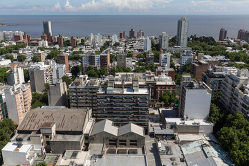 Das Stadtbild Montevideos, mit alten Gebäuden und Hochhäusern vor der Küste des Pazifiks.