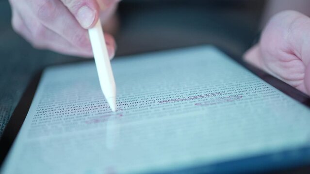 Correcting a Text On a Tablet Touch Screen With a Stylus Pen
