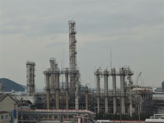 Fototapeta na wymiar 配管で繋がった巨大タワーが立ち並ぶ工場
