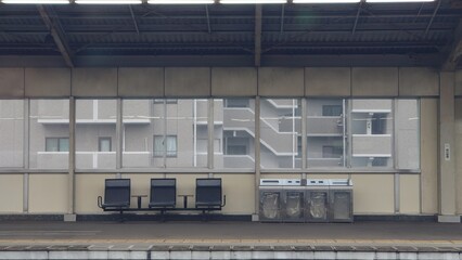 新幹線から見る駅のホームにある待合椅子