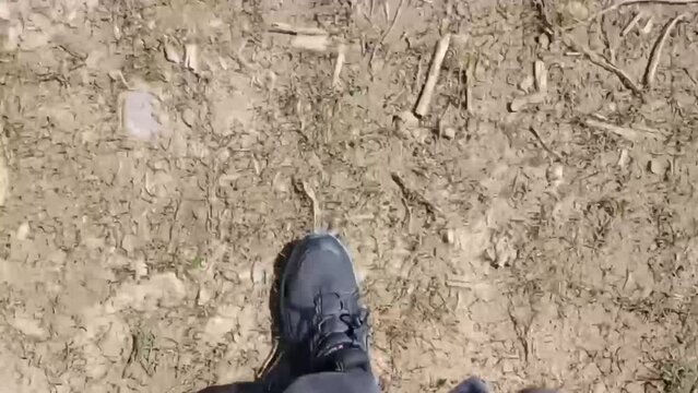 V&iacute;deo de piernas y pies andando por un camino.