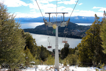 Teleférico de acesso às montanhas de Bariloche , e à frente o lago Nahuel Huapi