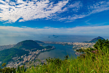 Fototapeta na wymiar Blick auf Rio de Janeiro von der Chrisuts Statue auf dem Berg Corcovado in Brasilien