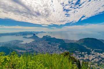 Obraz premium Blick auf Rio de Janeiro von der Chrisuts Statue auf dem Berg Corcovado in Brasilien
