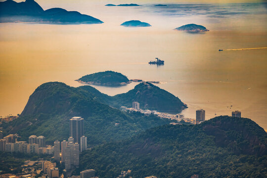 Blick auf Rio de Janeiro von der Christusstatue am Berg Corcovado in Brasilien
