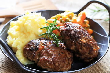 meatballs with mashed potatoes