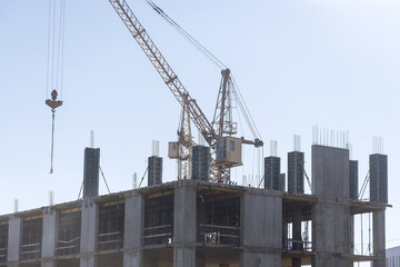 Fototapeta na wymiar A crane in construction work a concrete of high-rise building under construction site