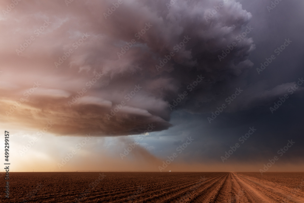 Wall mural Dramatic storm clouds from a supercell thunderstorm