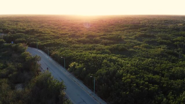 Atardecer en Mahahual M&eacute;xico con vista de la selva y Playa