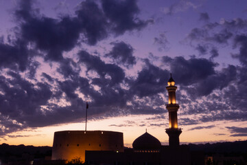 Fototapeta na wymiar The city of Nizwa at night, where the castle and the mosque appear in the picture, which are two of the most popular places in Oman