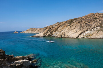Fototapeta premium Speed boat arriving to Tripiti beach, Ios, Greece.