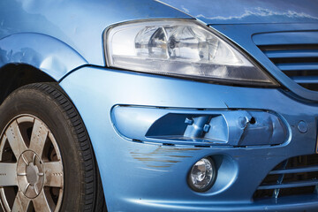 Obraz na płótnie Canvas Parte frontal de un coche azul dañado