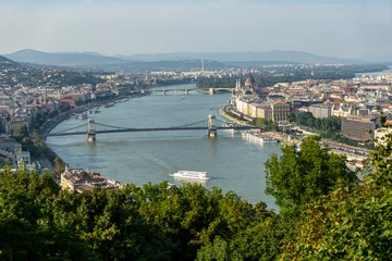 Photo sur Plexiglas Széchenyi lánchíd View of the Danube and Gellert Hill Szechenyi Chain Bridge and the Hungarian Parliament in Budapest. Selective focus on the city.