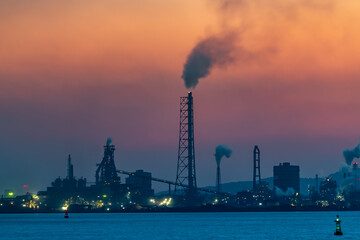 下関から眺める北九州工業地帯の夕暮れ