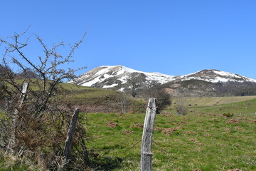 Montagne enneigée du massif du sancy par une belle journée automnale sur le chemin de randonnée...