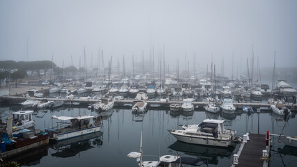 Fototapeta premium Port dans le brouillard