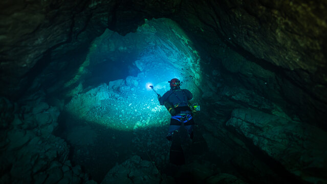 Cave diving - plong&eacute;e sout