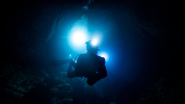 Cave diving - plong&eacute;e sout