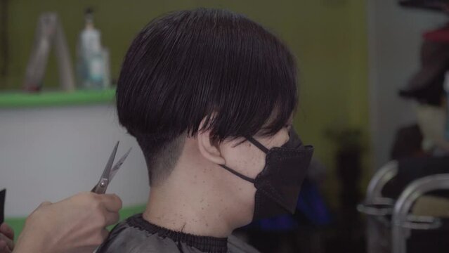 Close-up Asian Women Cutting Hair with Scissors Getting the Services of a Hairdresser