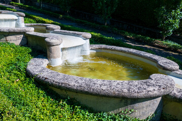 Öffentliches Wasserparadies Baden-Baden, mit Springbrunnen und kleinen Wasserfällen