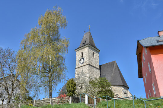 Kirche, Kronstorf, Pfarrkirche, Heiliger, Bartholom&auml;us, Denkmalschutz, Gotisch, Gotik, Sp&auml;tgotisch, Sp&auml;tgotik, einschiffig, Langhaus, Turm, Kirchturm, Glockenturm, m&auml;chtig, imposant, wehrhaft, Kathari