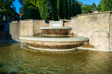 Öffentliches Wasserparadies Baden-Baden, mit Springbrunnen und kleinen Wasserfällen