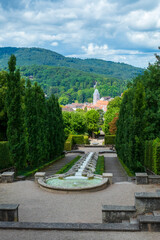 Blick über das Wasserparadies Baden-Baden zur Altstadt mit Stiftskirche