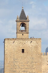 survol de la ville d'Antequera en Andalousie et de son château, province de Malaga